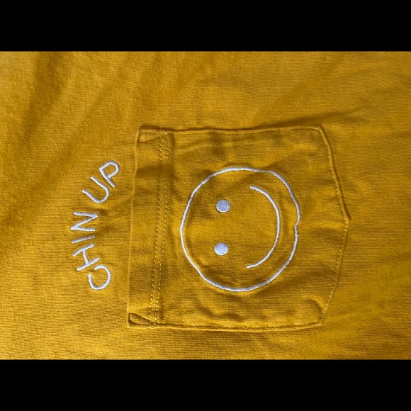 Old navy yellow t-shirt - Picture 2 of 4